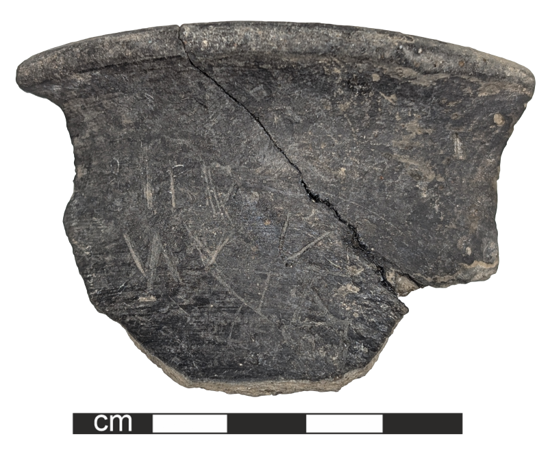 Фрагмент графіто на шийці сіролискованної посудини закритої форми