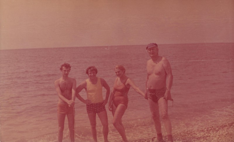 Фотографія. В. Івасюк із відпочиваючими на березі моря. Піцунда. Серпень 1978 року.