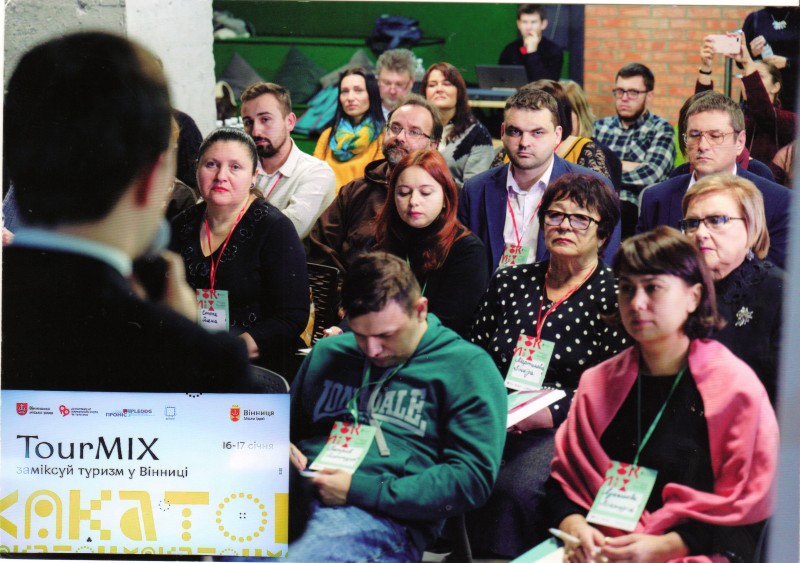 Фотографія. Хакатон "TourMIX: заміксуй туризм у Вінниці" 16-17 січня 2020 р. Делегація Національного музею-садиби М.І.Пирогова під час засідання.