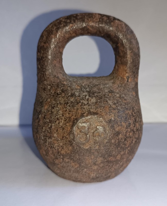 Гиря вагою у 3 фунти.