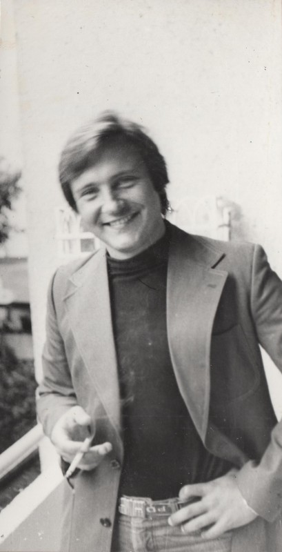 Фотографія. В. Івасюк. Стоїть на балконі. 1978 рік.