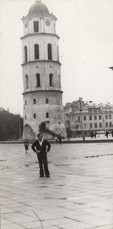 Фотографія. В. Івасюк. Позаду нього башня з годинниками. Таллінн. Липень 1978 року.