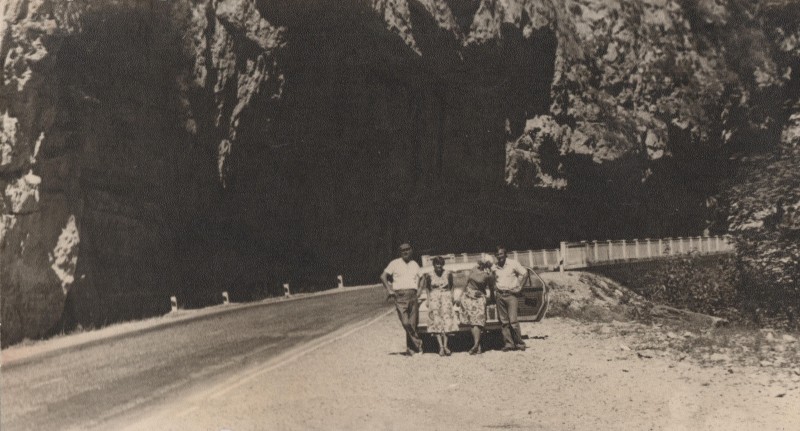 Фотографія. В. Івасюк із Василем Сичевським та його дружиною. Грузія. Серпень 1978 року.