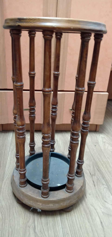 Парасольниця ( підставка для парасольок)