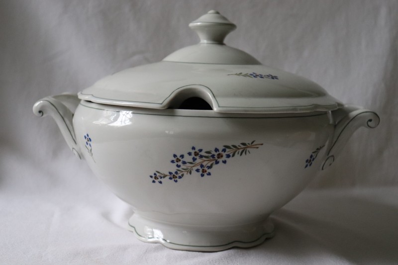 Супниця із кришкою