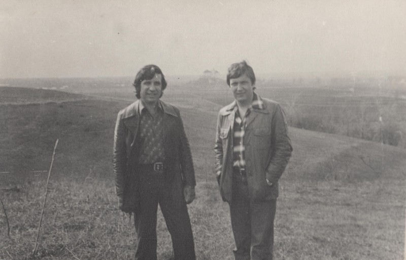Фотографія. В. Івасюк біля Олеського замку із Вадимом Ільїним. Весна 1978 року.
