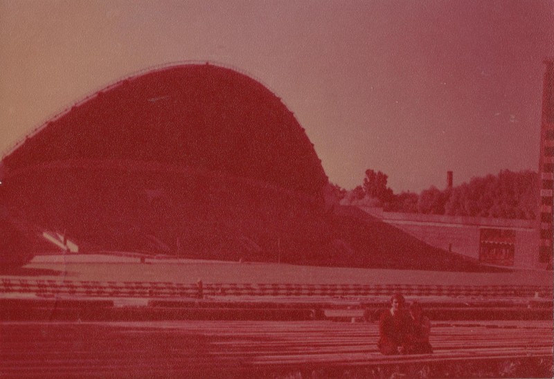 Фотографія. В. Івасюк. Сидить на Співочому полі на лавці з Оксаною. Таллінн. Липень 1978 року.