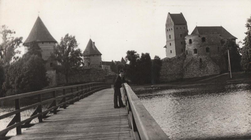 Фотографія. В. Івасюк на мосту. Тракайський замок. Вільнюс. Липень 1978 року.