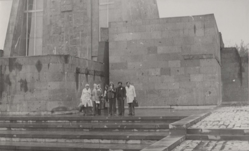 Фотографія. В. Івасюк. Позаду якийсь пам’ятник. Єреван. Квітень 1978 року.