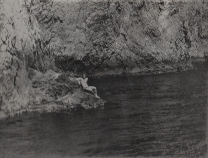 Фотографія. В. Івасюк на скелі. Крим. Планерське. Липень 1975 року.