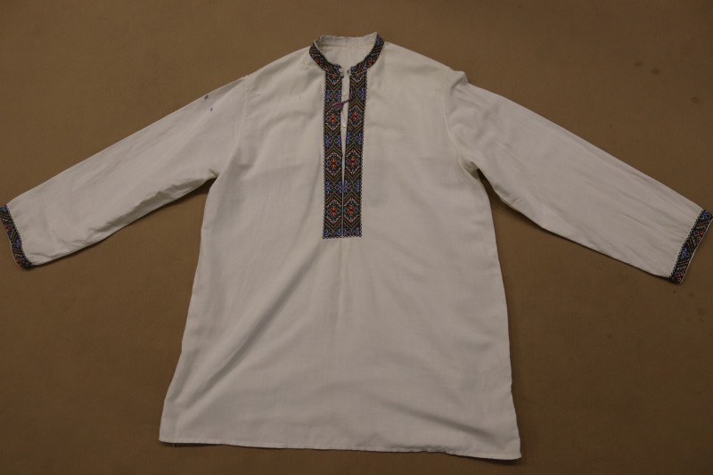 Сорочка українська чоловіча з довгим рукавом.