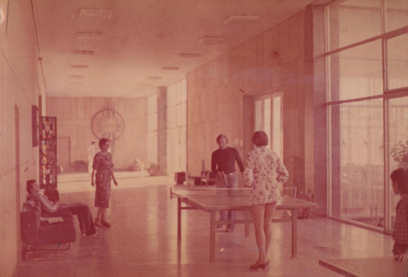 Фотографія. В. Івасюк грає із дівчиною у настільний теніс. Піцунда. Серпень 1978 року.