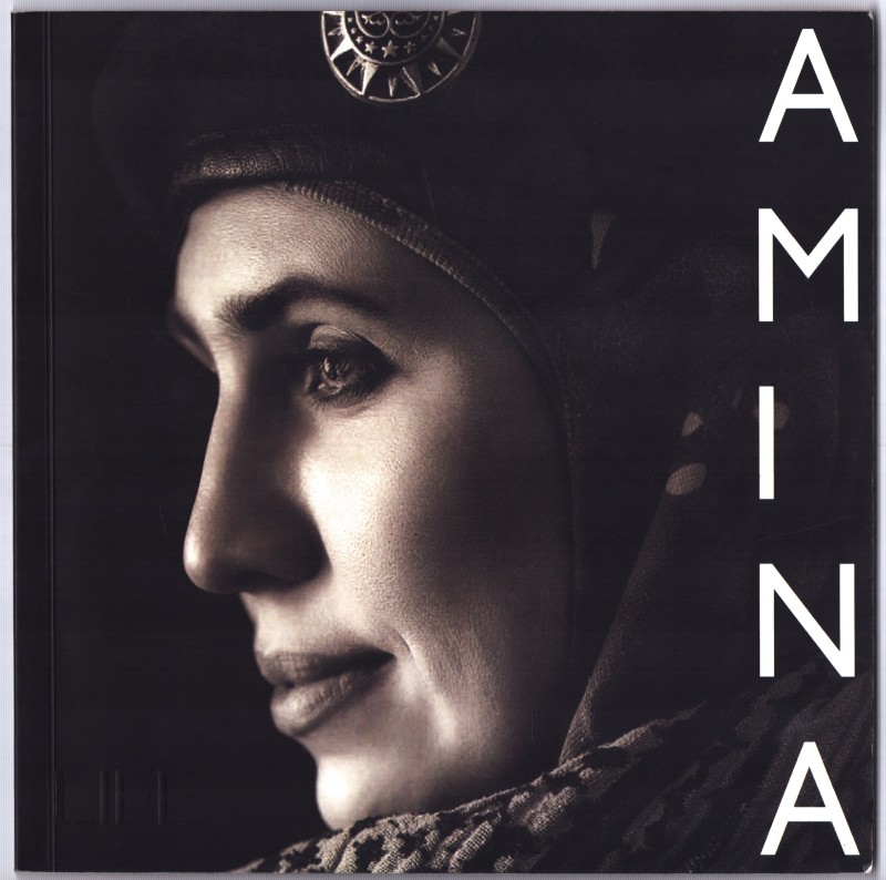 Каталог виставки з дарчим написом. Amina: Life (Аміна: життя).