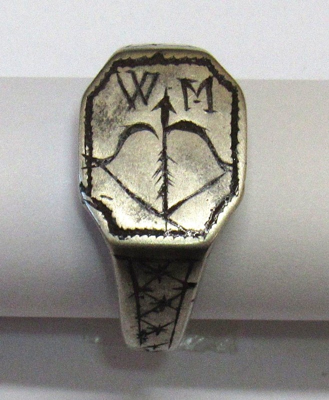 Перстень-печатка з геральдичною символікою с. Медведівки