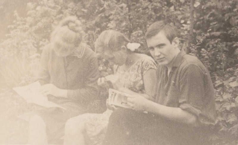 Фотографія. В. Івасюк. Поряд дві дівчини. 1965 рік.