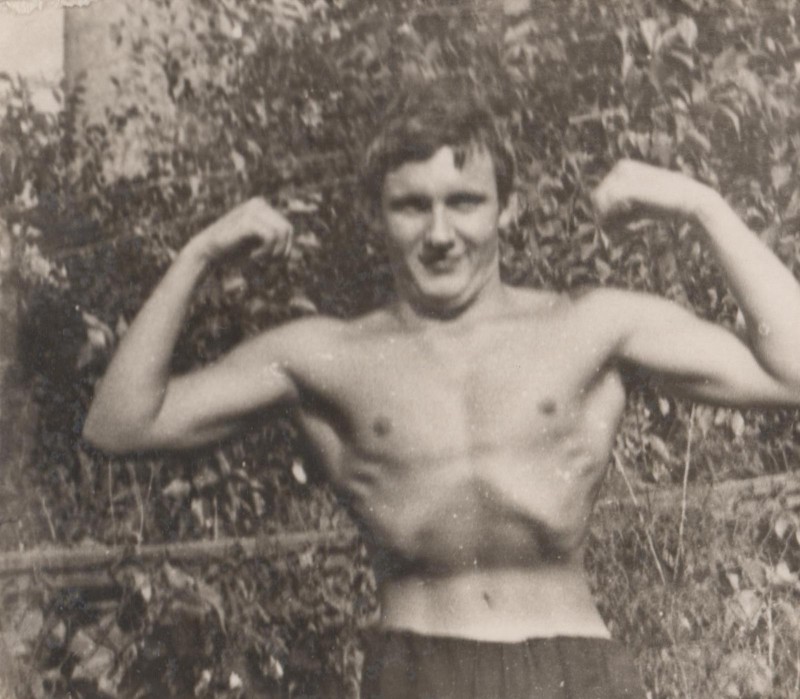 Фотографія. В. Івасюк. Показує мускули. 1965 рік.