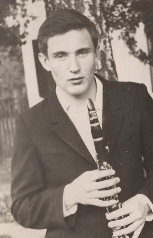 Фотографія. В. Івасюк. В руках тримає музичний духовий інструмент. 1965 рік.