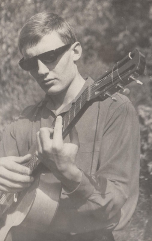 Фотографія. В. Івасюк. Грає на гітарі. Серпень 1964 року.