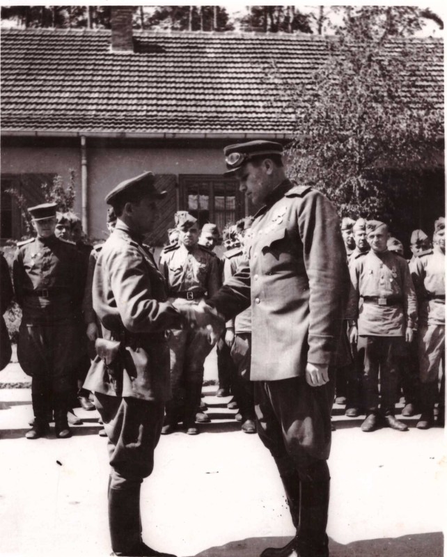 Фото. Вручення нагород командиром полку Плахіним Михайлом Яковичем.