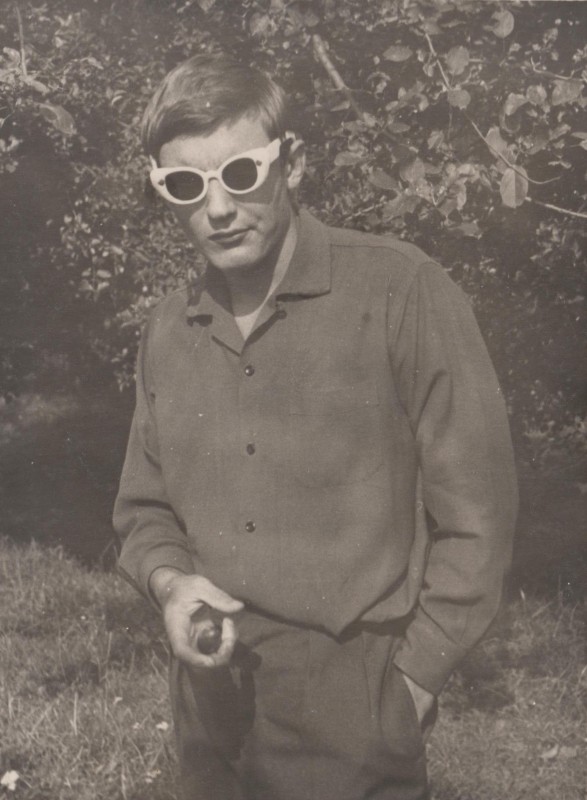 Фотографія. В. Івасюк в окулярах з білою оправою. 1965 рік.