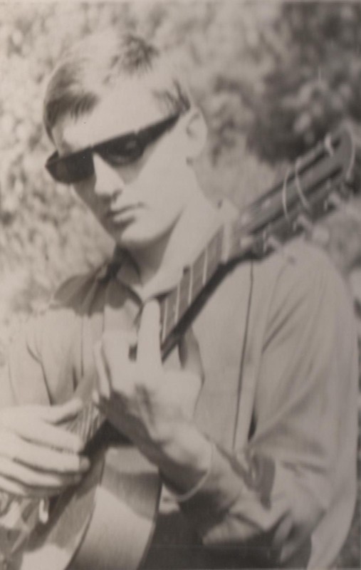 Фотографія. В. Івасюк у темних окулярах грає на гітарі. Серпень 1964 року.