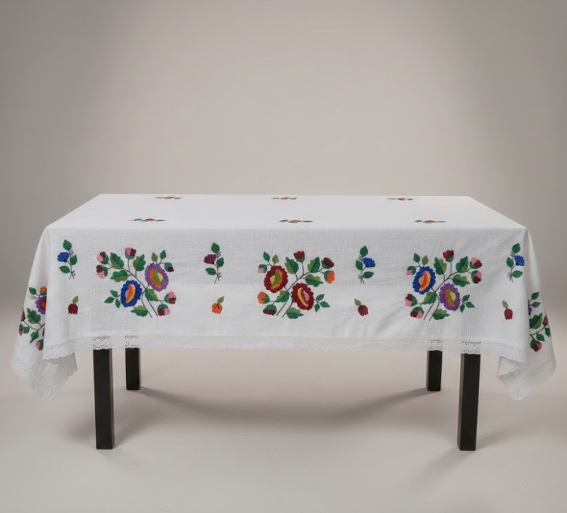 Вишивка. Покривало (скатертина). Художній виріб із тканини.