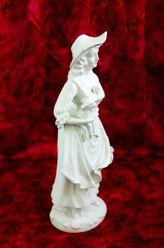 Гіпсова статуя дівчини