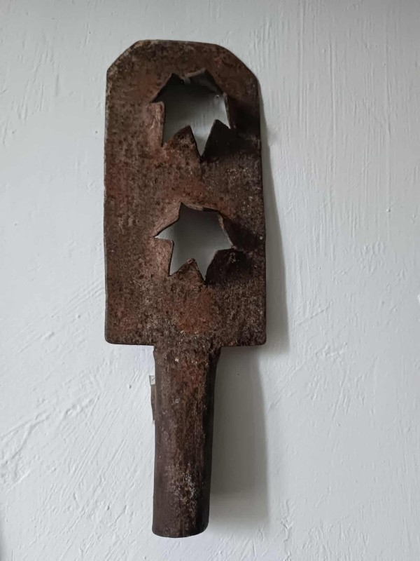 Приладдя для лущення зерна кукурудзи.