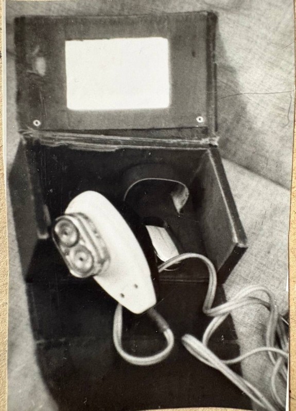 Бритва електрична "Харків" , належала Іванову   Володимиру Івановичу , колишньому командиру взводу, реприсованого у 1937 році за контрреволюційну агітацію на 5 років позбавлення волі