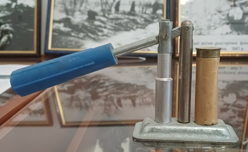 Пристрій для розрядження та заряджання набоїв