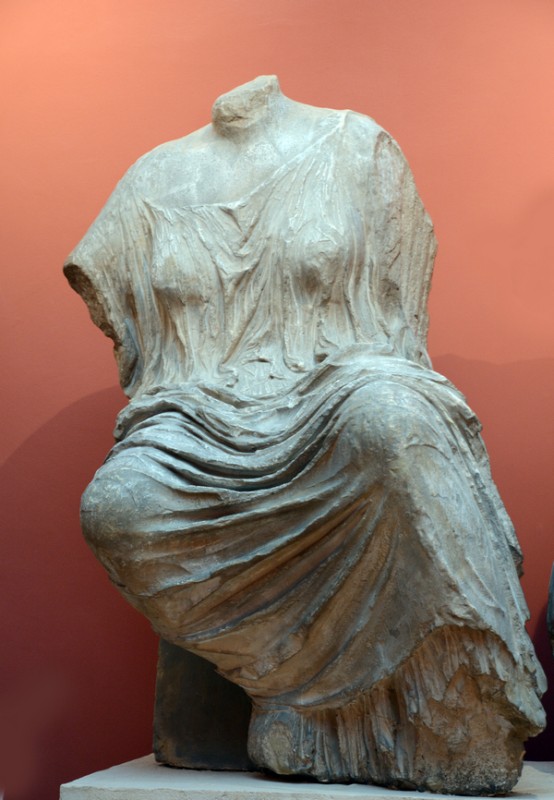 Скульптура "Мойра, що сидить"