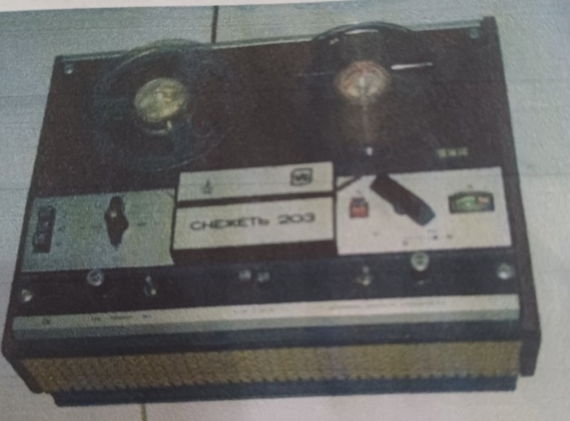 Магнітофон "Снєжеть-203"