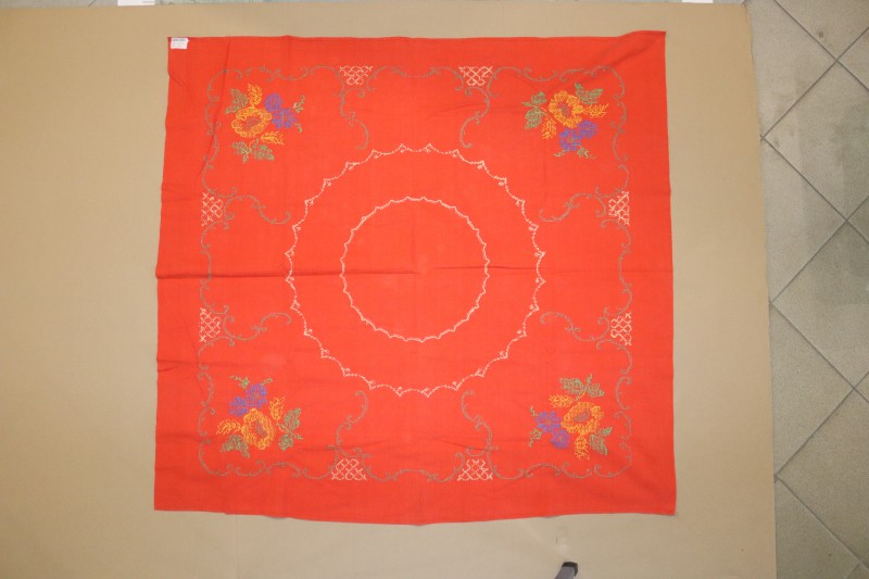 Скатертина вишита.