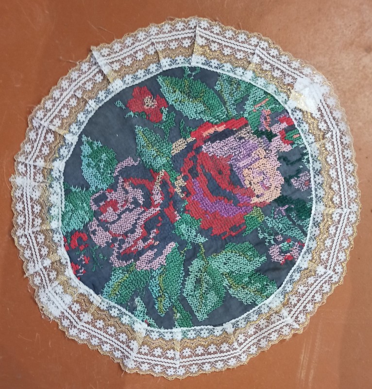 Серветка вишивана з мереживом.