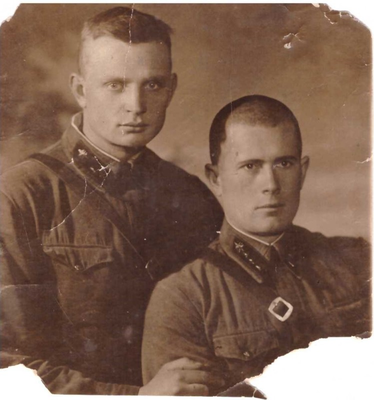 Фото. Два бійці-товариші.