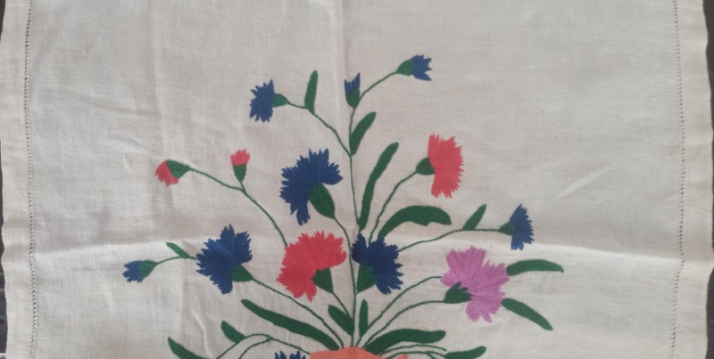 Серветка, вишивана рослинним орнаментом.