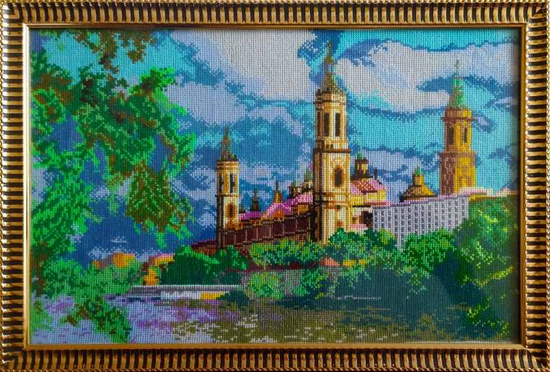 Картина вишита хрестиком «Монастир» (у рамці під склом).