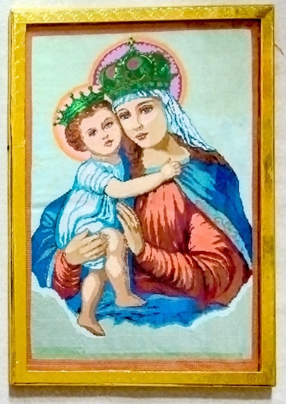 Ікона вишита хрестиком "Пресвята Богородиця з Немовлям" (у рамі під склом).