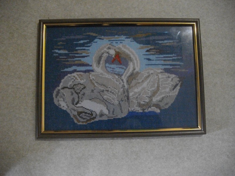 Картина вишита хрестиком «Лебеді» (у рамці під склом).