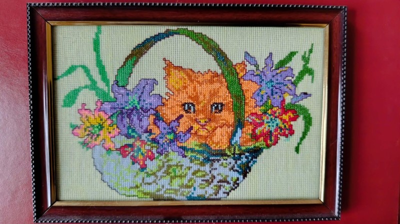 Картина вишита хрестиком «Рудий кіт у кошику» (у рамці під склом).