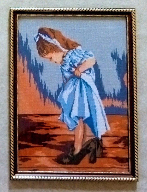 Картина вишита хрестиком «Модниця» (у рамці під склом).