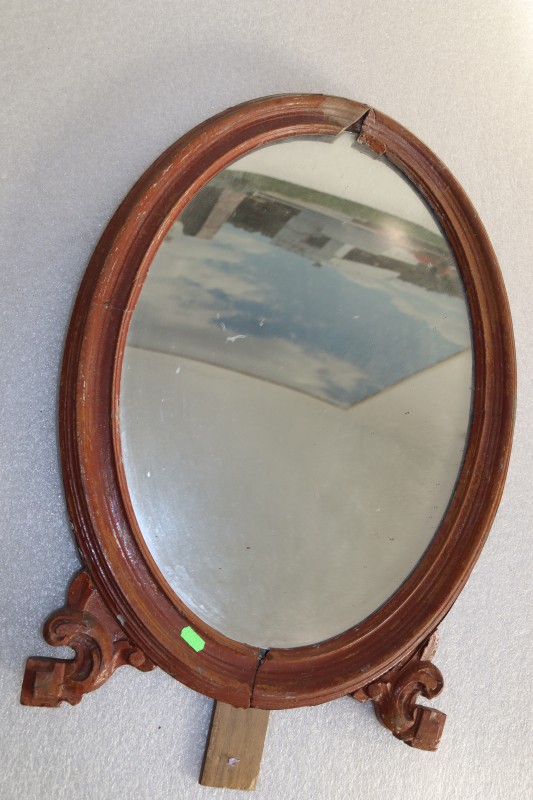 Люстерко в дерев’яній оправі.