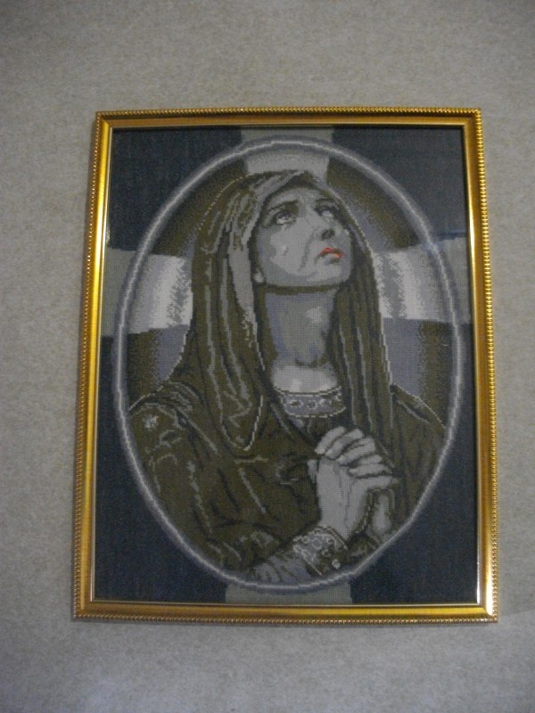 Картина вишита хрестиком «Моління Божої Матері» (у рамці під склом).