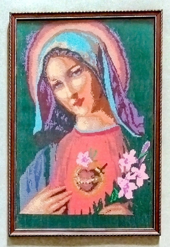 Картина вишита хрестиком «Непорочне серце Діви Марії» (у рамці під склом).