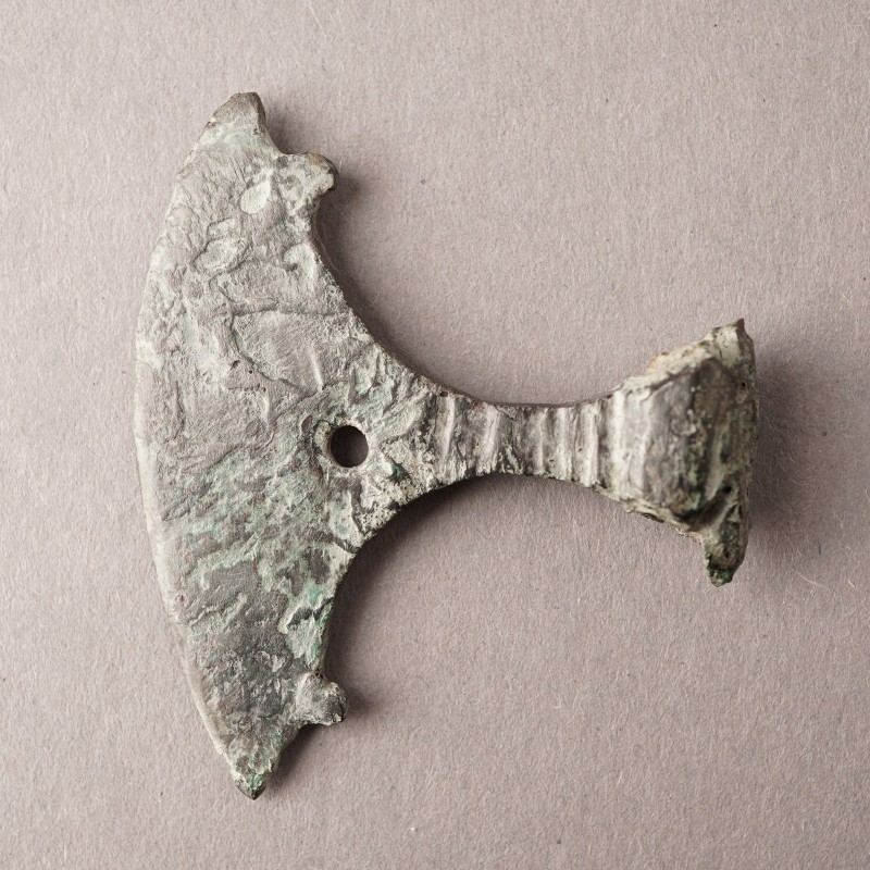 Підвіска (амулет сокирка) XII - перша половина XIII ст.