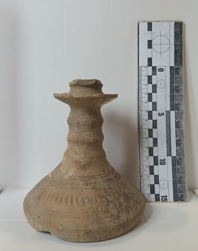 Підсвічник . Предмет для вставляння свічок . Круглий  .