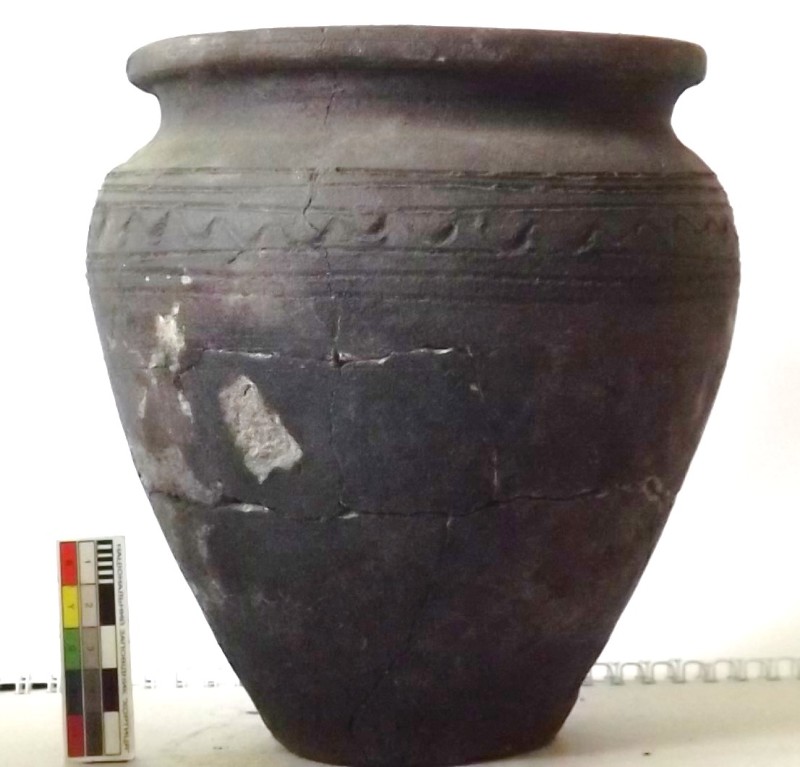 Посудина ліпна плоскодонна -  (горщик аналогічний Середньому Подніпров’ю, 5 тип за Козловим А.О., 1990)