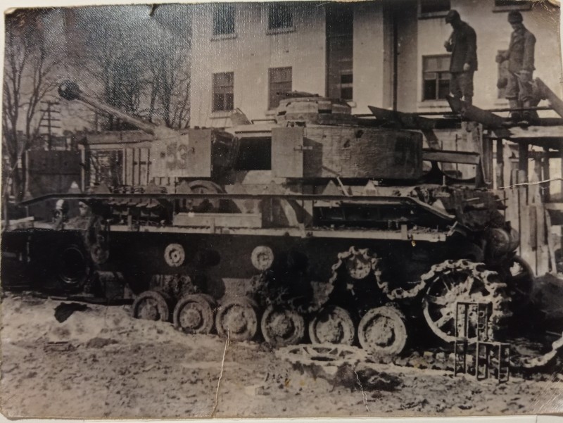 Із серії «Степ Мікі Маусів». «40М Turan, Pz. KPFW. IV. Західна Україна, 1944».