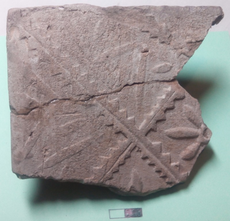 Фрагмент кахлі сіро-рожевого кольору