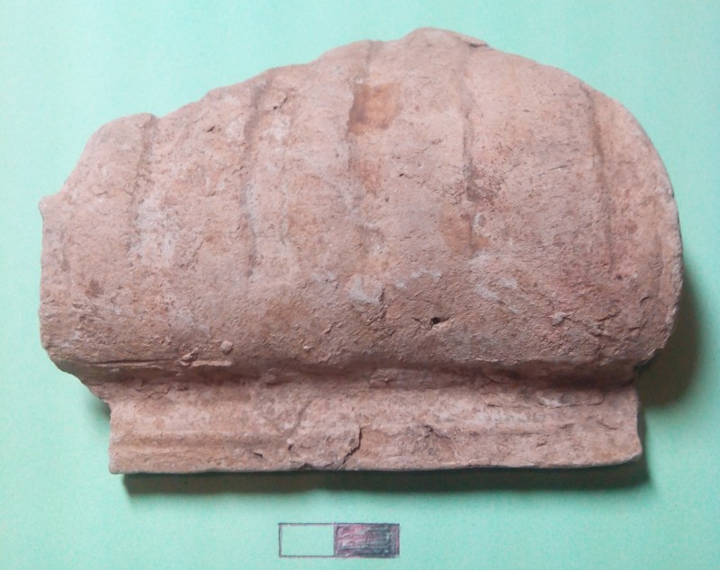 Фрагмент карнизної кахлі світло-сірого кольору